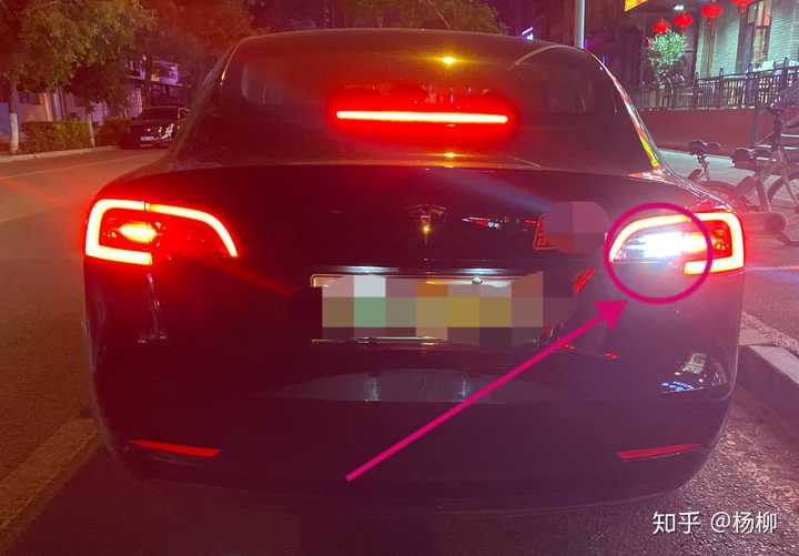 特斯拉model 3刹车灯是只亮右边的一个吗?