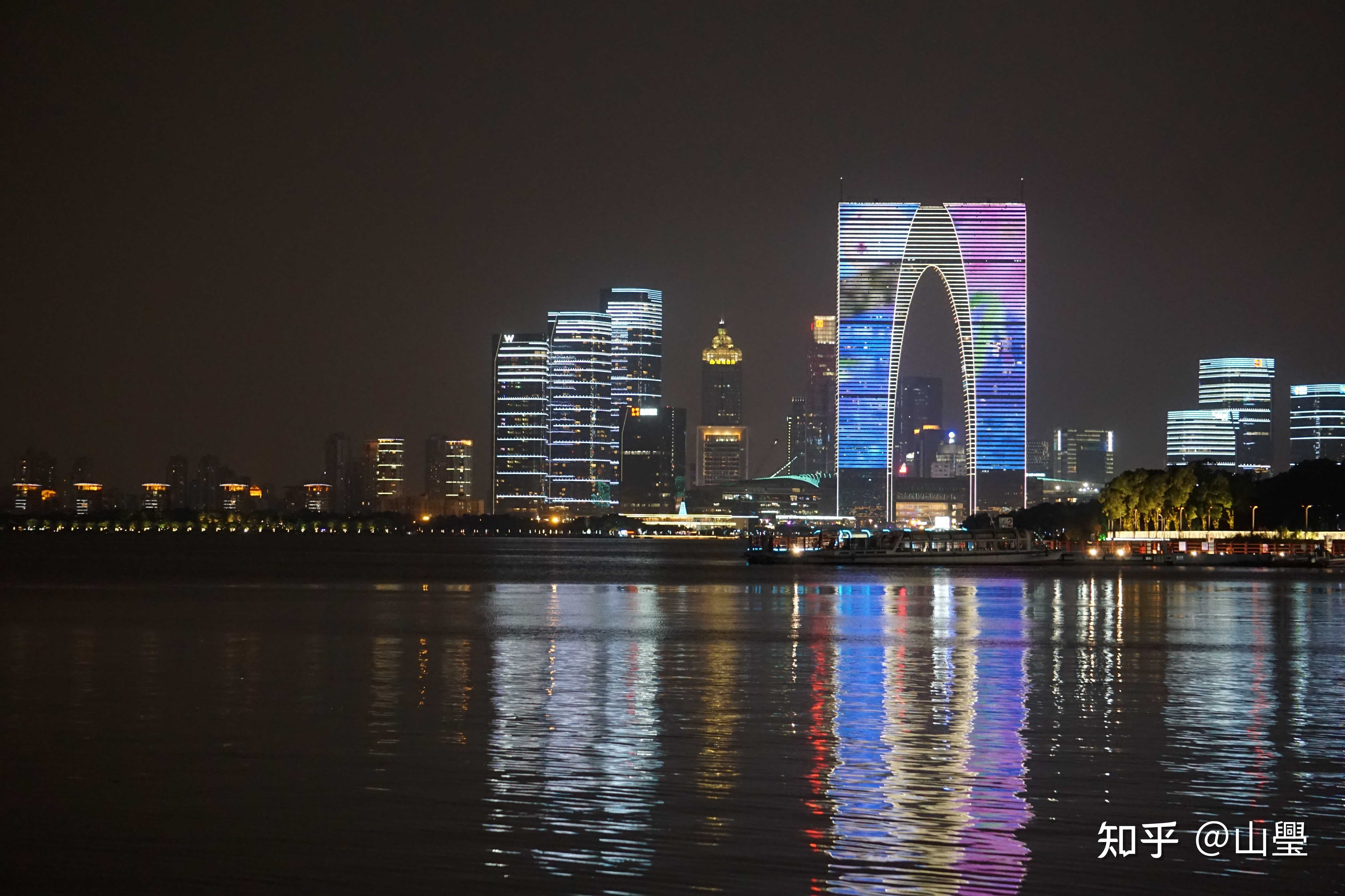 山璺 的想法: 我大概每三年才拍一次金鸡湖夜景,还是