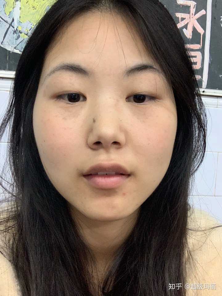 有没有那种单眼皮小眼睛塌鼻梁厚嘴唇但还挺好看的女生?