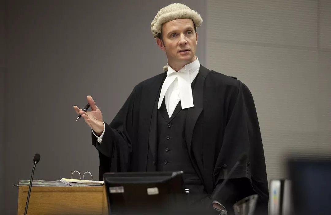 是什么导致律师不愿在庭审中穿律师袍?