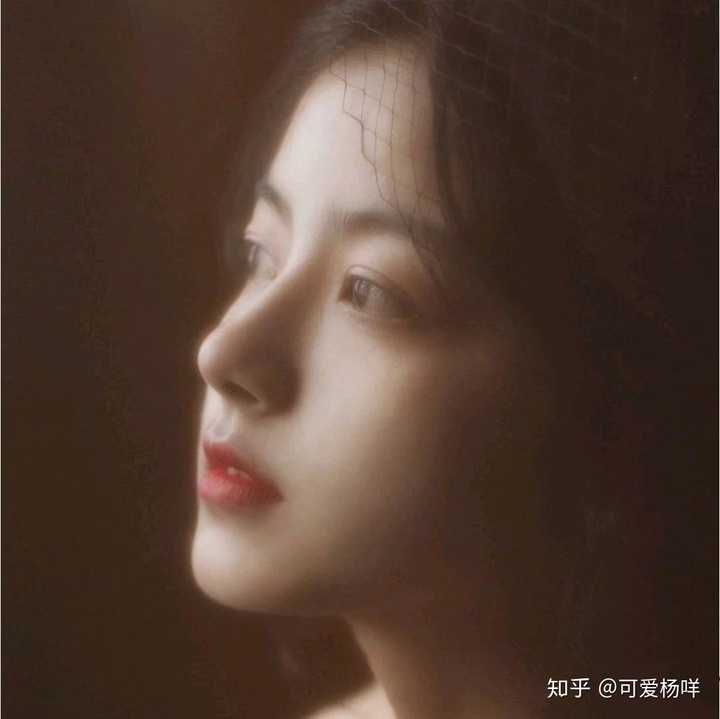 有没有那种性冷淡风又有点a的壁纸或者女生头像?