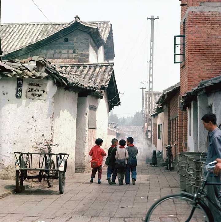 昆明,几位一同放学回家的小学生,在1985年的旧城改造中,画面中的小巷