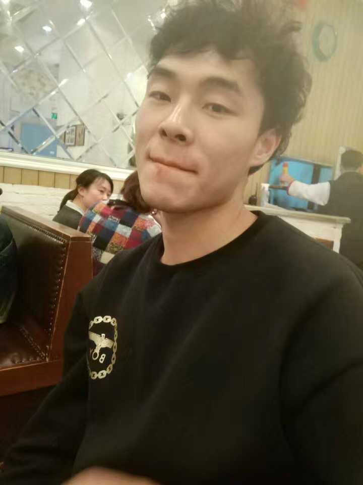 对于颜值这个东西, 我也一直是恍恍惚惚, 时而觉得自己丑到不敢和女