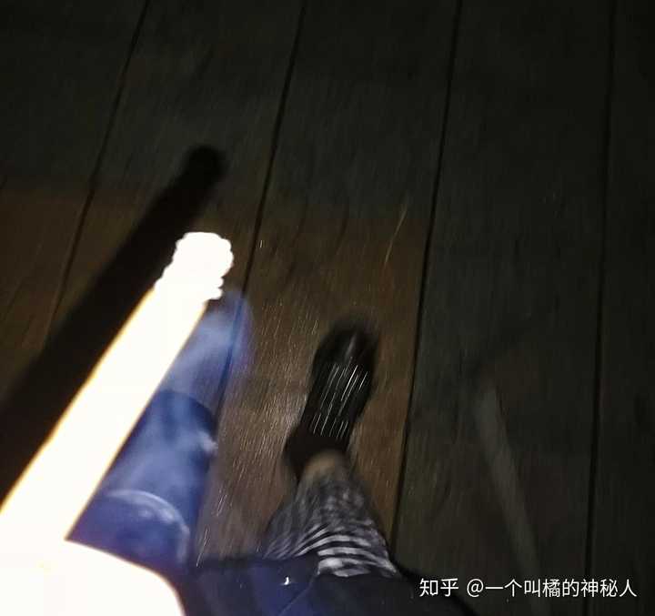 抽烟 会在晚上找没人没光的地方边听歌边抽或者找人少的小路边慢慢游