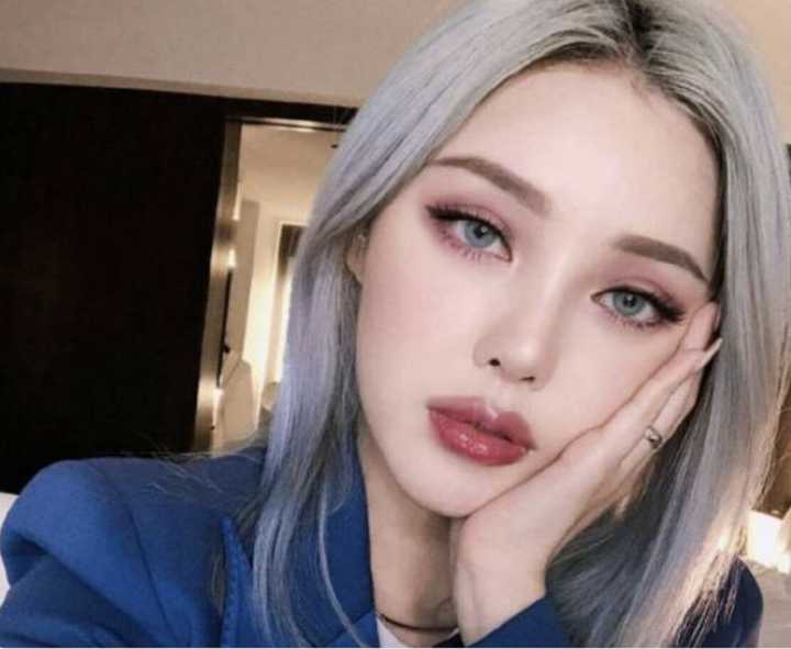 并不是很适合亚洲人,所以 亚洲人更适合轻欧美妆