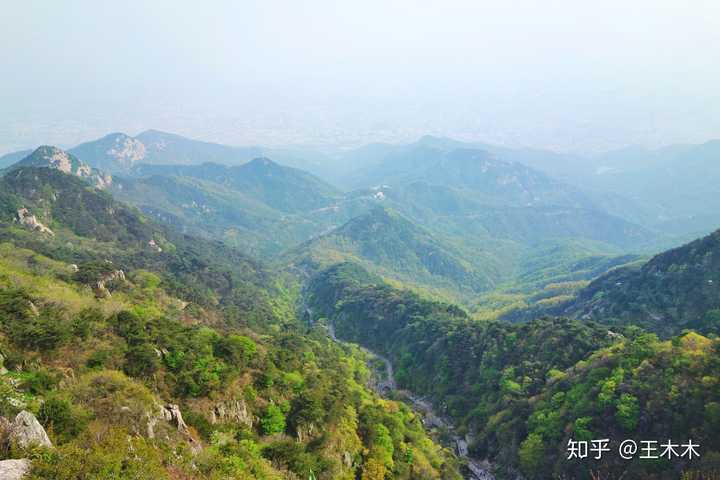 (观景台所见之景,当天有雾,所以看不清泰安市)