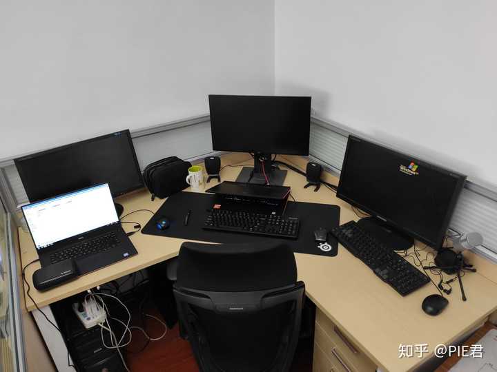 完全体状态下的工作台,仨台式机 俩笔记本一共是五台电脑