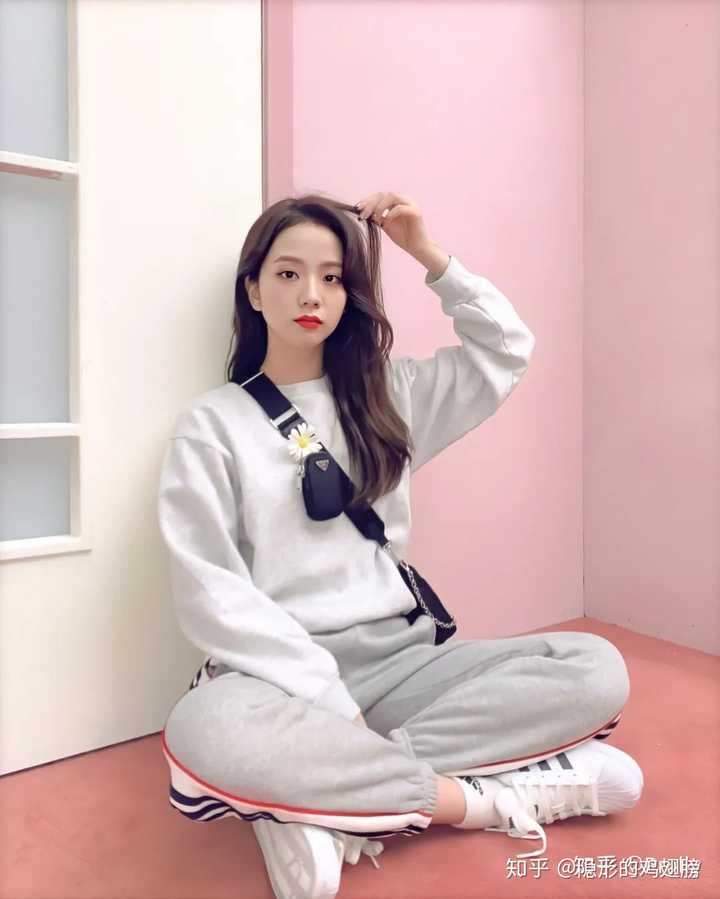 能详细介绍一下blackpink的jisoo吗?