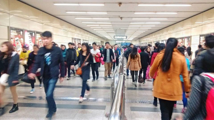 广州地铁人群图,这还不算人最多的时候
