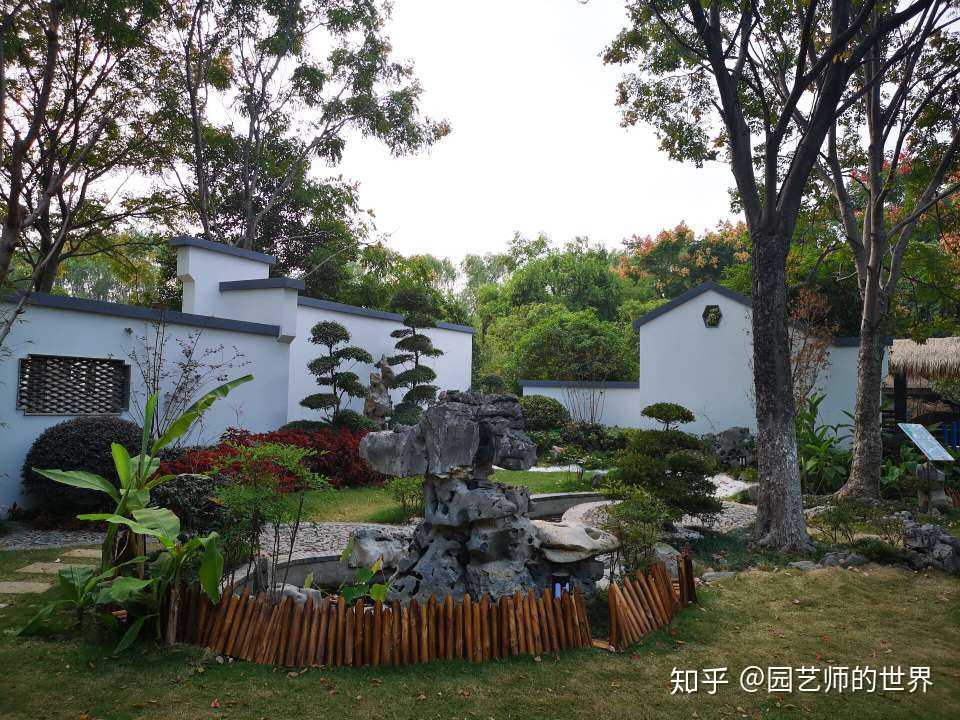 同时也继承古典园林惯用手法,例如本庭院采用的障景,漏景,借景等,现代