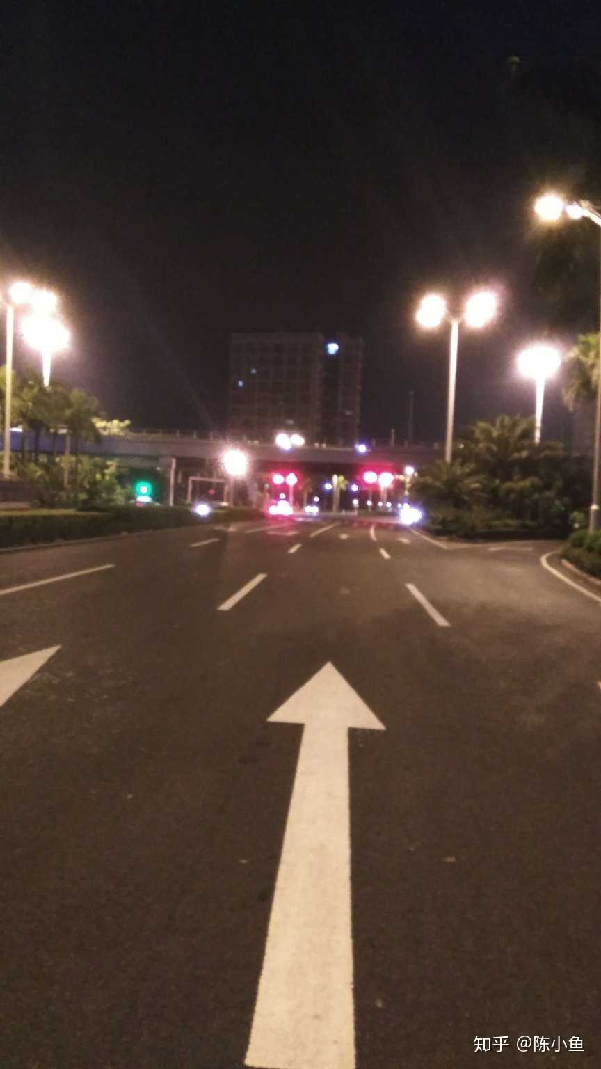 老实说,我很爱厦门的深夜街头,城市就像橱窗里的奢侈品,你一路经过,一