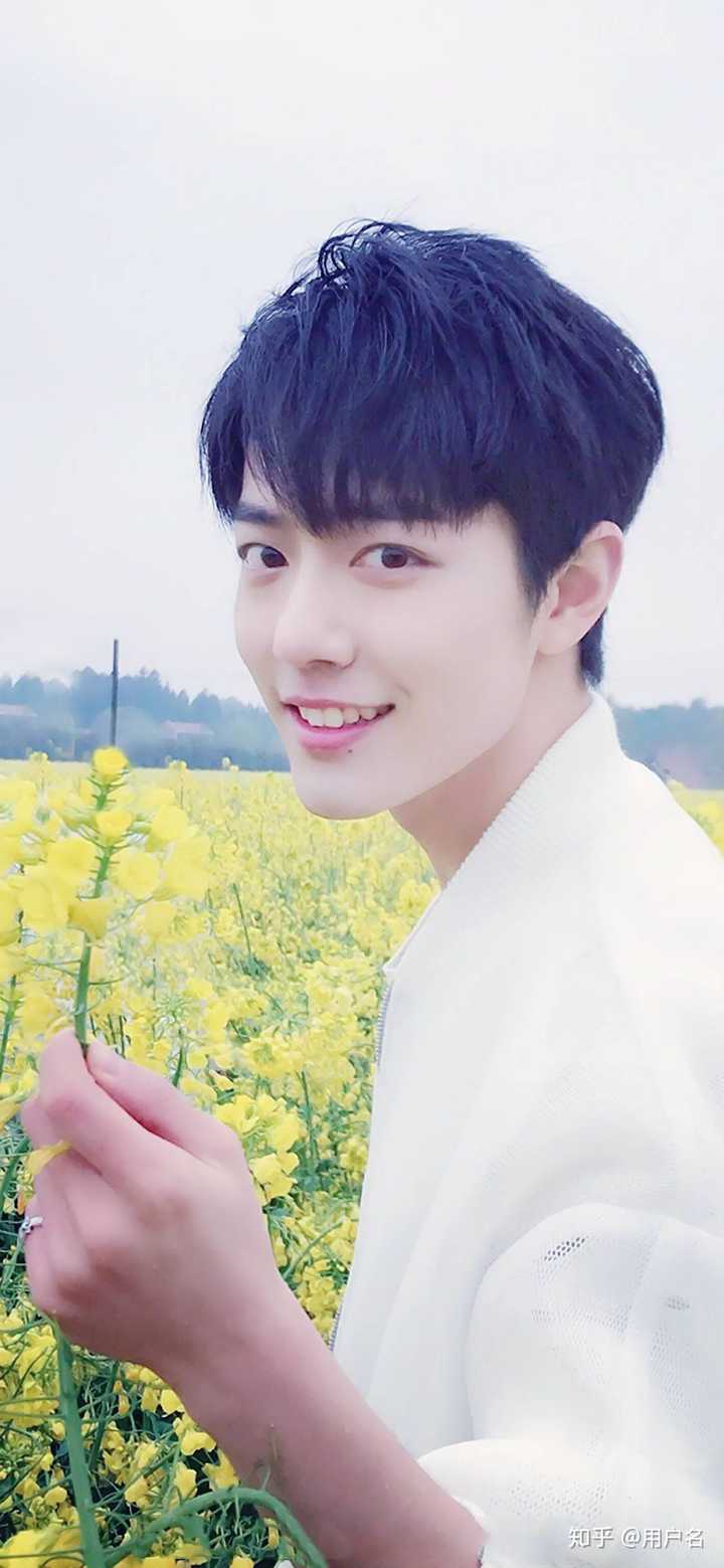 如何看待肖战搂李沁脖子?