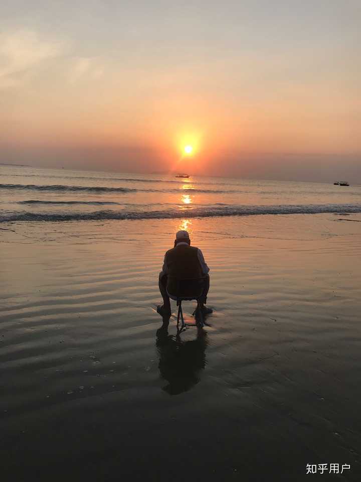 待我老了,我也要一个人坐在海边看夕阳. 这种意境真是孤独又美好.