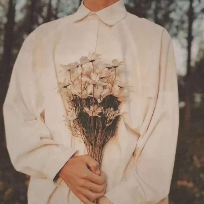 有一张图 是一个男生拿着手捧花 只有手臂和花在照片里 有人知道吗?