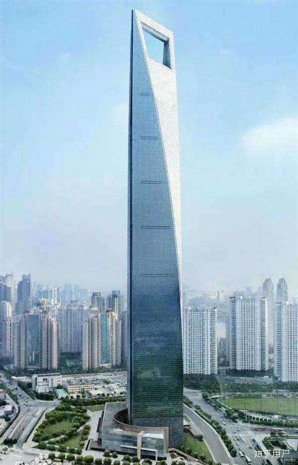 中间有个梯形的建筑是上海环球金融中心