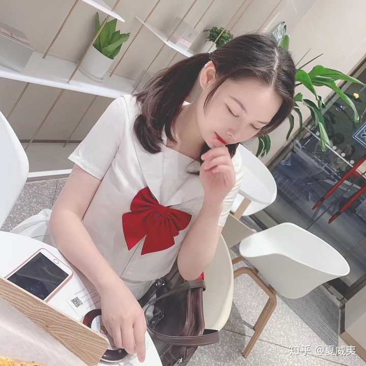 在喝奶茶