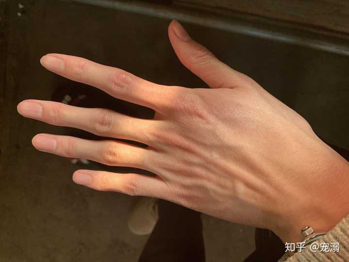 男朋友的手和女生的一样好看 (修长,皮肤细腻) 是一种
