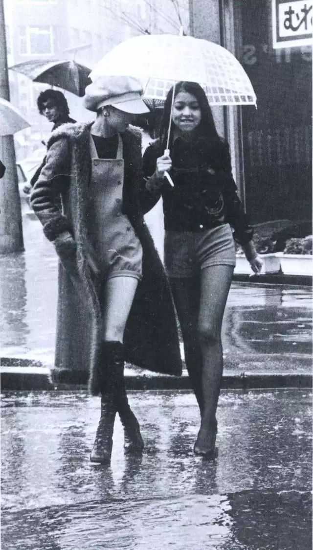 70年代东京街头的两名女子   显示全部