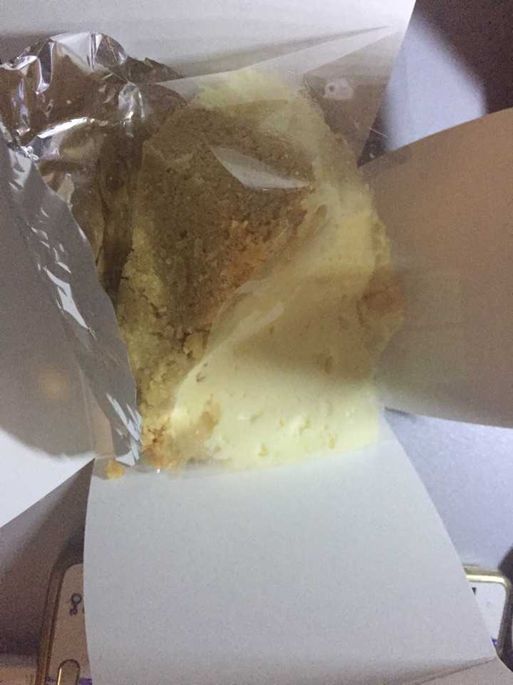 就在我万念俱灰的瞬间,我发现蛋糕倒在塑料圈上面!并不是在地上!