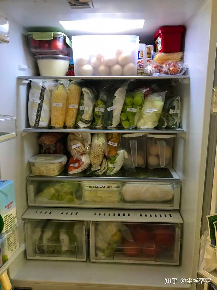 冰箱里面一放上菜,水果之类的就显得比较乱,有没有什么好的收纳方法?