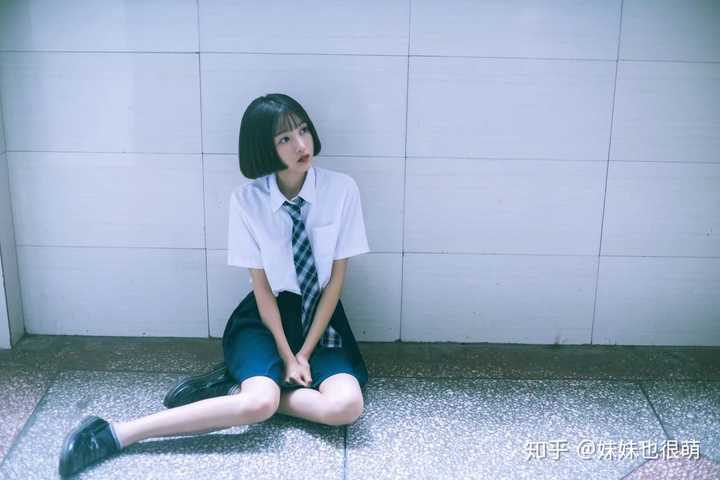 短发穿lo裙或jk制服真的好看吗?