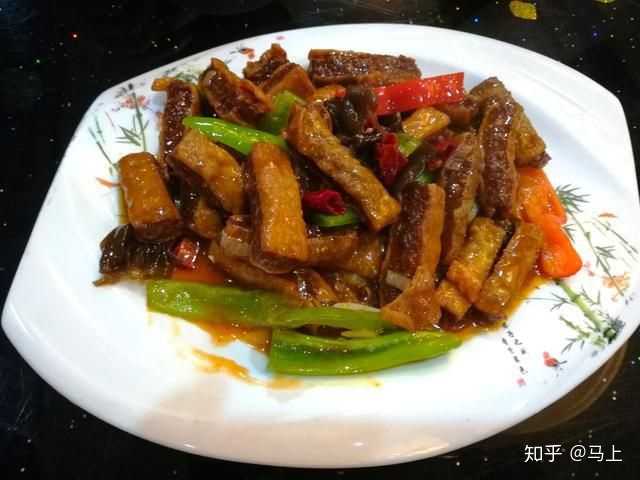 静宁烧鸡亦称静宁卤鸡,是甘肃省静宁县一带的汉族传统名菜,它以形色