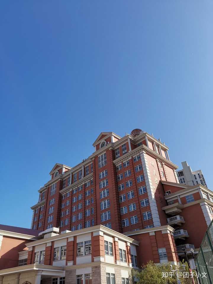 天津外国语大学的图书馆或教室环境如何?是否适合上自习?