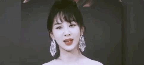 又甜又灵,仿佛是言情小说里的女主角本人