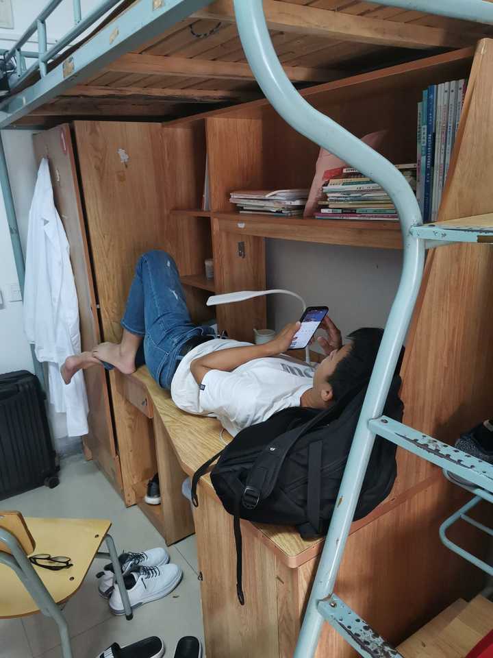 这张照片我可以笑一年.憨批室友躺在桌子上玩游戏.