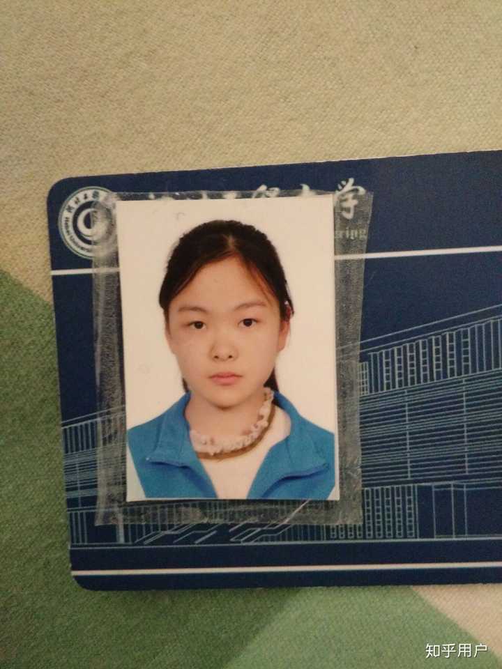 这是高中毕业证上照片(也是在学校拍的)