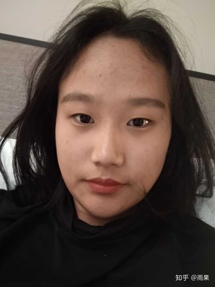 请问有没有单眼皮小眼睛塌鼻梁小嘴巴圆脸好看的女生?