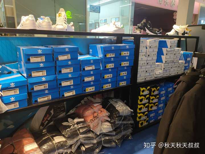 阿迪耐克折扣店里的鞋子是真是假