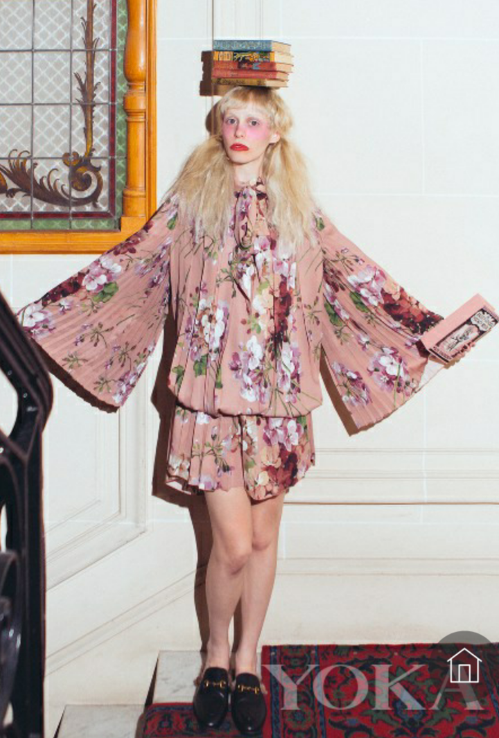 再说两个小众歌手吧 毕业于哲学系的法国萝莉歌手petite meller,拥有