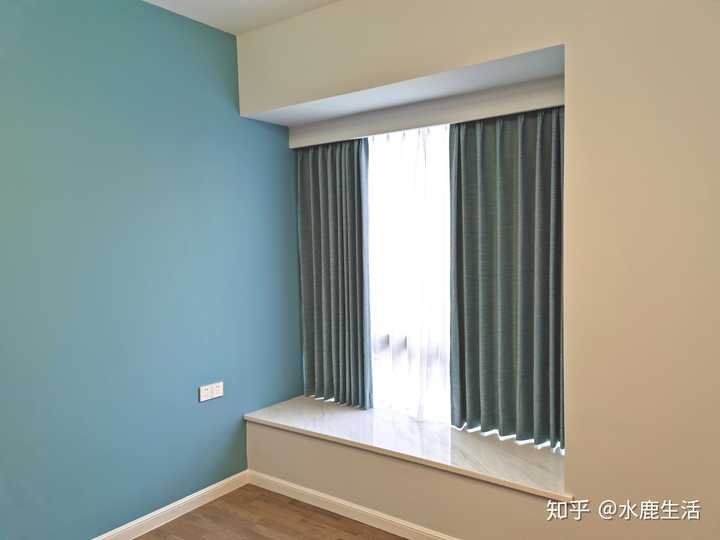 卧室灰蓝色的墙,飘窗帘什么颜色好?
