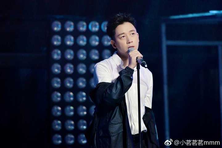他关心粉丝 没有明星架子 他唱歌的时候老忘词儿 潘粤明是个怎样的人