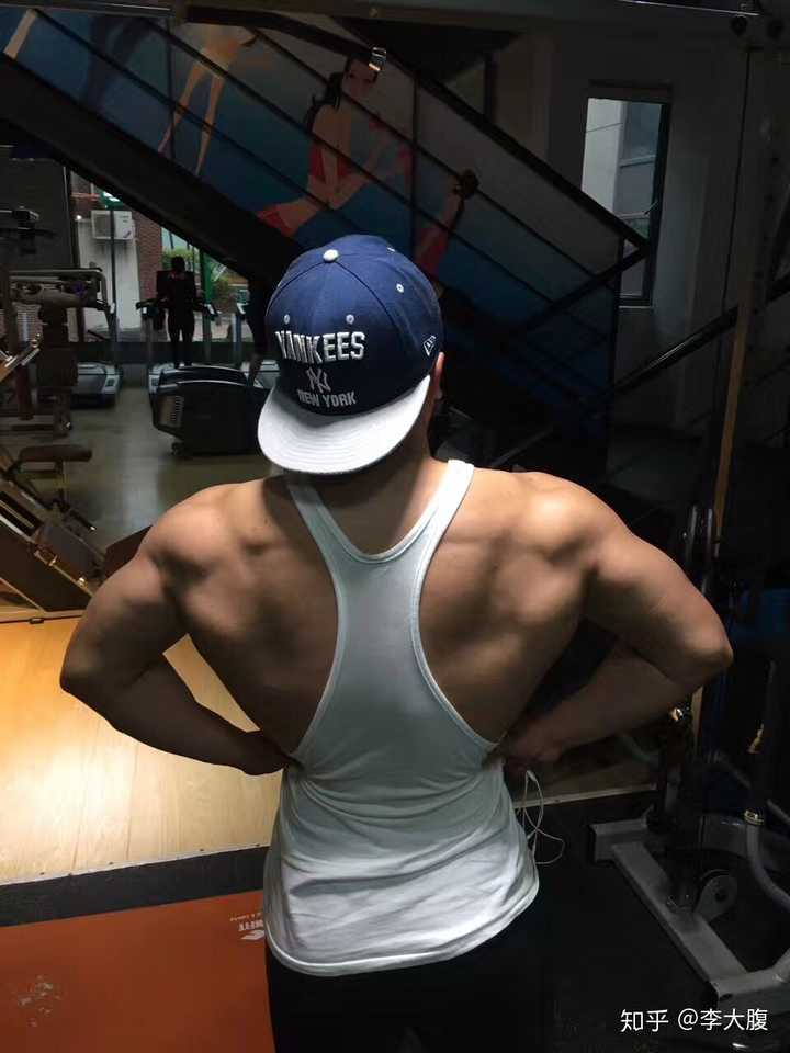 为什么健身人士喜欢倒三角身材?