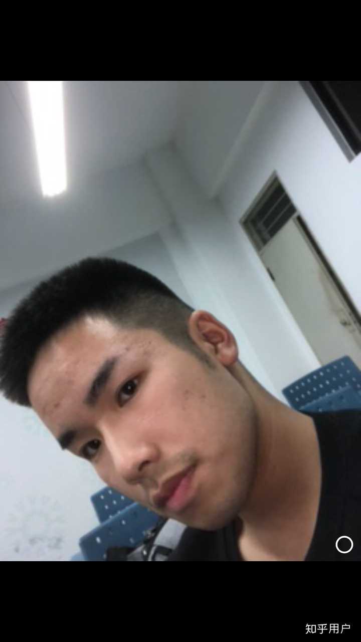 开学初的发型(明显是中年油腻大叔的风格) 头发粗又硬.没办法.烫呗