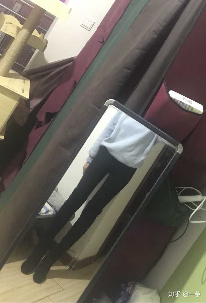 过膝靴是这个样子的,就是放松站,ip后置直接拍的,出门也感觉自己的小o
