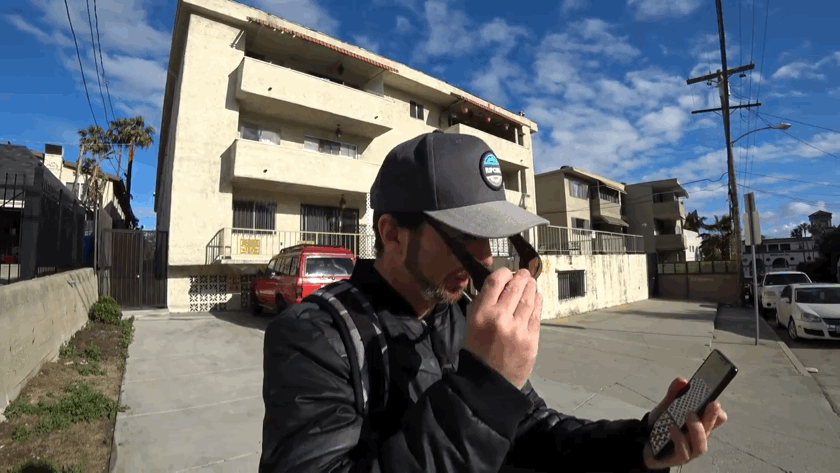 摘下墨镜,嘀—— 