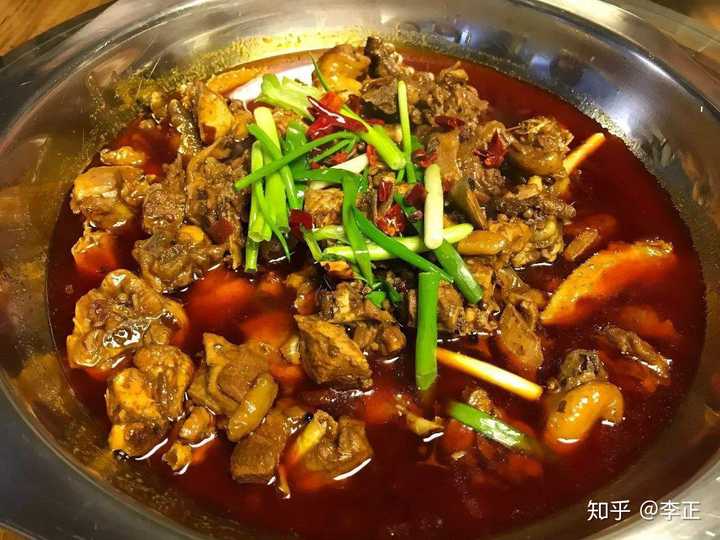 烧鸡公是重庆及四川一带的特色菜,之所以叫烧鸡公而不叫烧公鸡,是因为