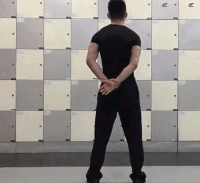 第三步:手臂后侧肌肉拉伸