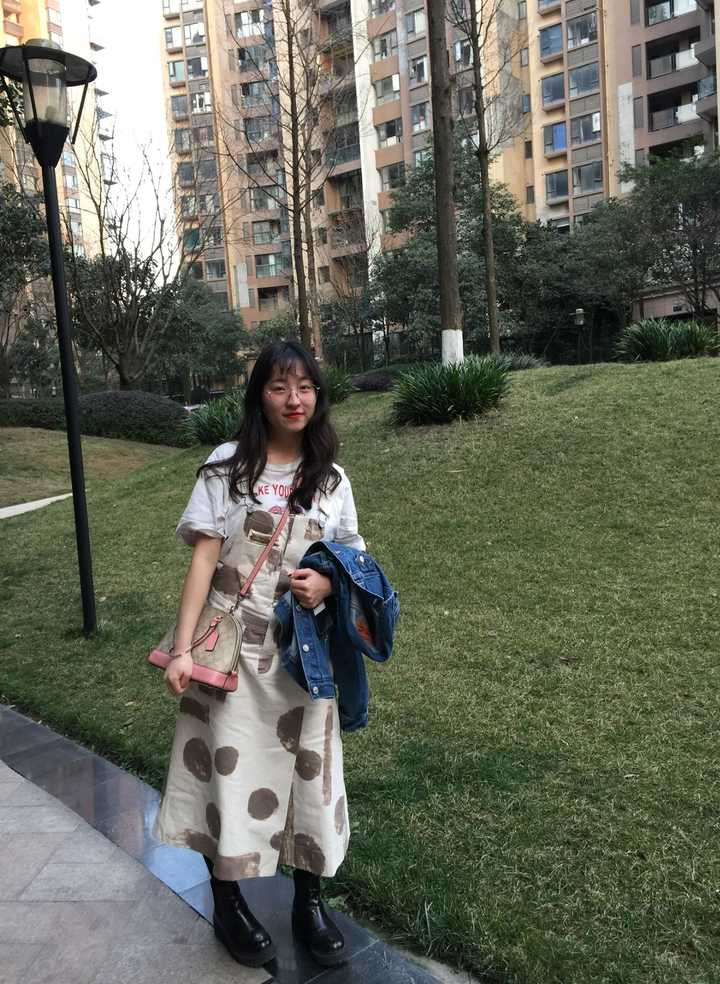 身高158体重108图片,身高158体重110体型图 真的慌了 身高到没到158还是个谜 体重常年在三位数104~108之间 夏天