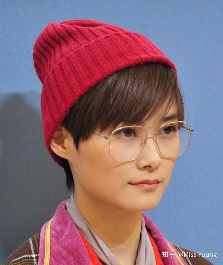 比如李宇春是一张方脸,带的这个眼镜也是方形轮廓,但是因为满足了上述