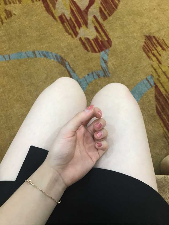 为什么有些女生经常光着腿,腿还是很白呢?