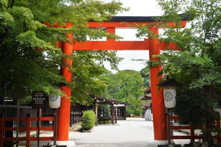 一种类似于中国牌坊的日式建筑,常设于通向神社的大道上或神社周围的