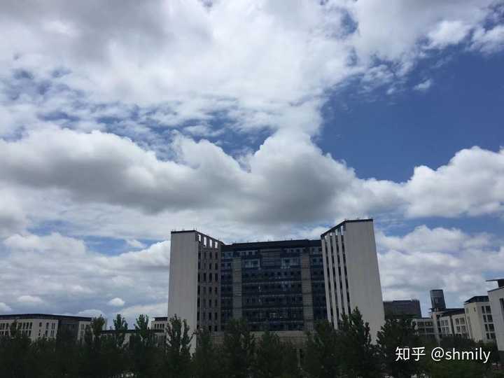 安徽中医药大学的图书馆或教室环境如何?是否适合上自习?
