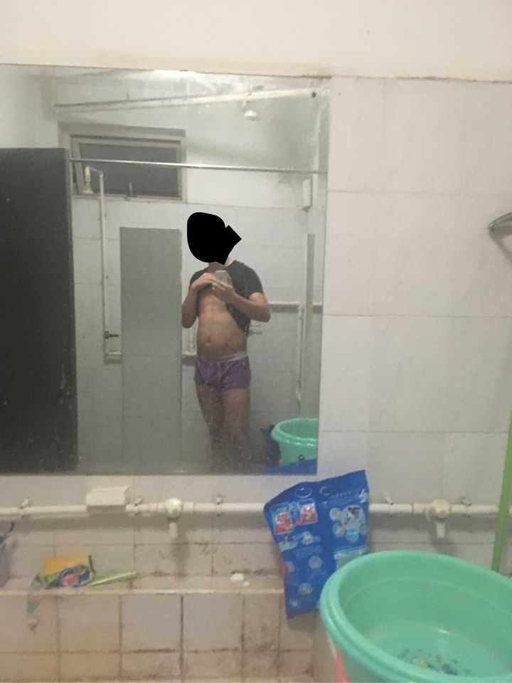 有马甲线或者腹肌的人吃饱了撑着的肚皮是怎么样子的
