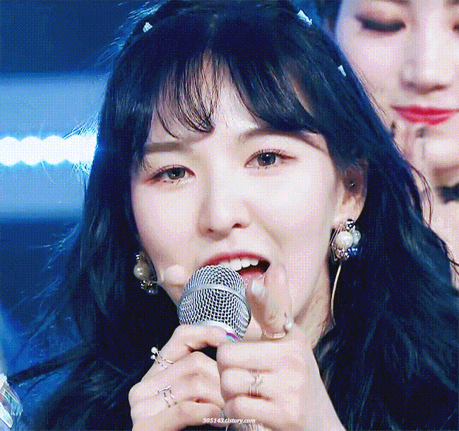 请问大家有没有爱豆手拿麦唱歌的照片呢?