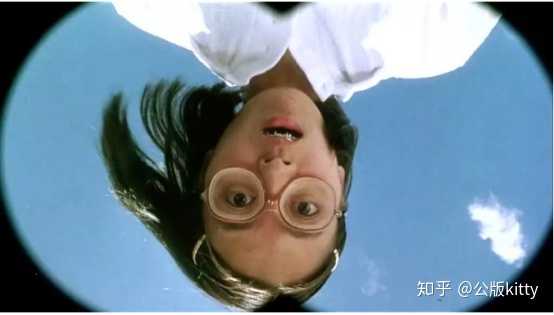 认得出这"四眼钢牙妹"是谁吗?