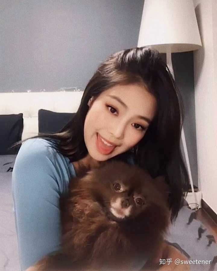 最先吸引我的就是jennie的外形 超级高级的猫系长相 完全长在我的